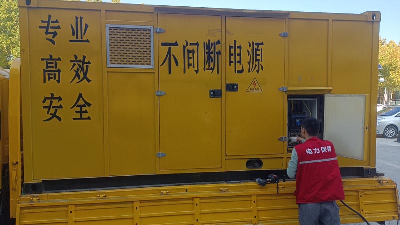 金平柴油发电机组和UPS电源配合使用时，如何避免切换过程中的电力中断？